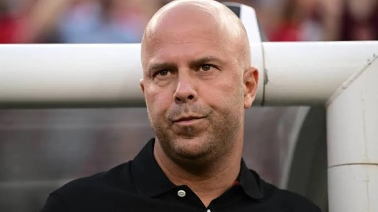 مستقبل آرني سلوت.. تحذير من رحيل مدرب ليفربول بسبب أزمة فان دايك